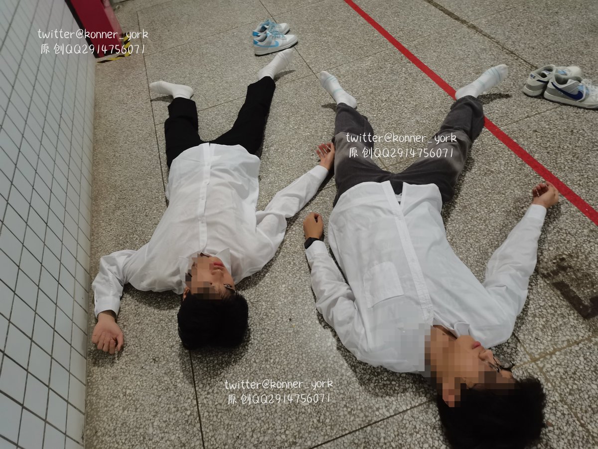 这次的尸体不错，勒死时死不瞑目。现场陈列摆拍着