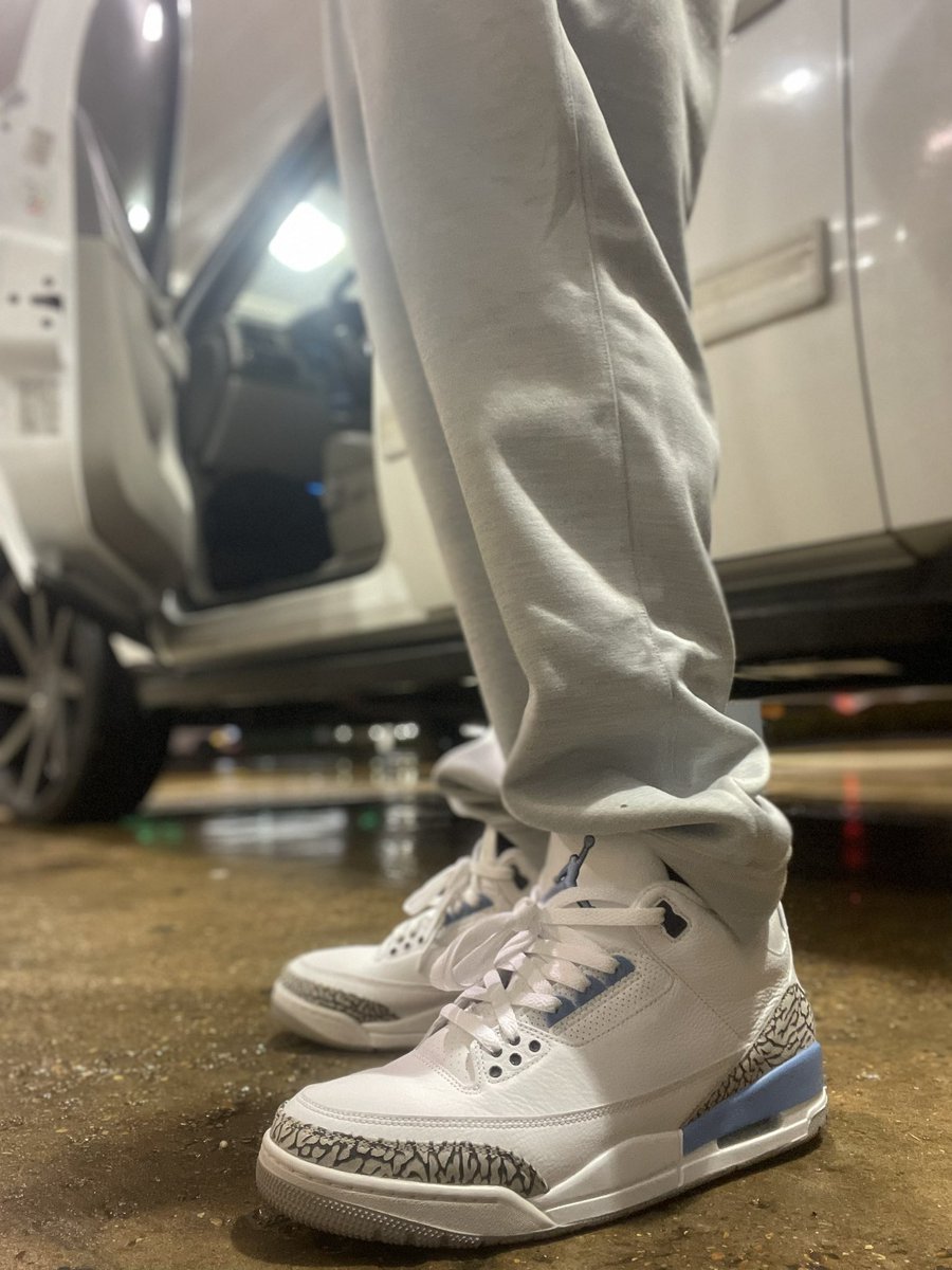 CityKing_Gank_'s tweet image. Its never too late for an on feet &amp;amp; even though its  nasty outside 🌧️ daddy gotta get those babies their burgers &amp;amp; fries🤣 #kotn 2020 Air Jordan 3 Retro 'UNC’ These are #2 on my Jordan 3 list of all time🥶 #nightshot #nightpic #afterdark #jordan3unc #jordan3universityblue