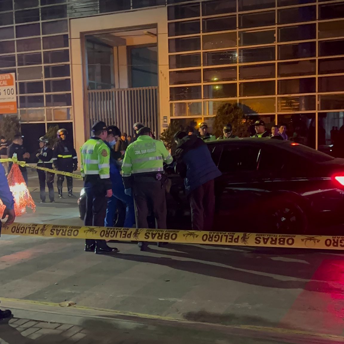 IDL_Gorriti's tweet image. Acaban de #matar a un hombre en su auto a #balazos en pleno San Isidro, mientras Dina Boluarte se hace retoques y se va a Miraflores. No existe Estado de Emergencia.
Con ésto el gobierno y RLA perdieron la batalla. Ni Elizabeth Peralta cayó tan bajo. Por eso la Vacancia es vital.