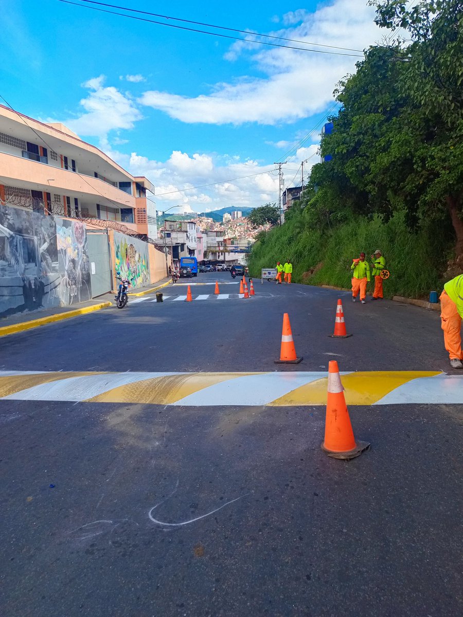 InttContigo's tweet photo. #Enterate | U.E. Distrital Sucre de Santa Rosalía luce renovada. Equipos de la Gerencia de Ingeniería del #INTT realizan trabajos de demarcación vial en esta institución educativa, ubicada en la parroquia Santa Rosalía, municipio Libertador. https://t.co/AqINnlkLur