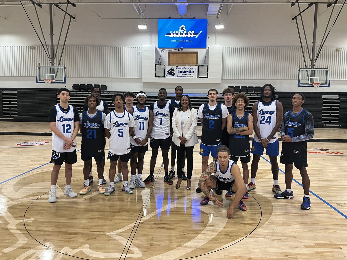 Great time for our Men hearing from President, Dr. Reyes. We have an incredible leader here at Lamar.
Thank you!

#LopesUp