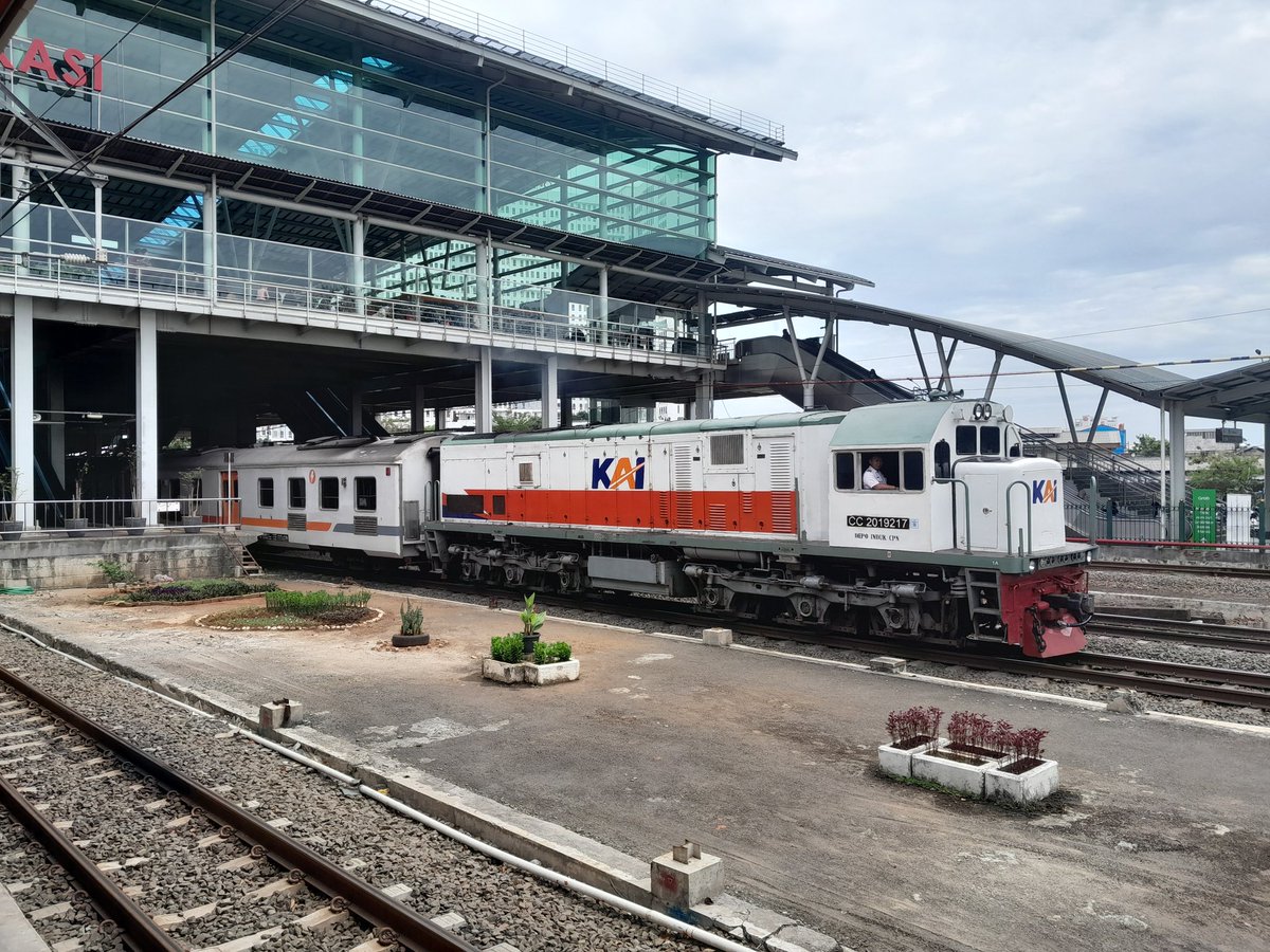 wira1517's tweet photo. Dirgahayu Kereta Api Indonesia ke 79 Tahun (28 September 2024).
#fotosepur
#kai79
#hutkai
#keretaapikita
@KAI121
@keretaapikita
@JavatrainID
@argothrottle
@perkeretaapian
@mas_didiek
@AnkerTwiter
@jurnalrailfans https://t.co/k9BIL9RI50
