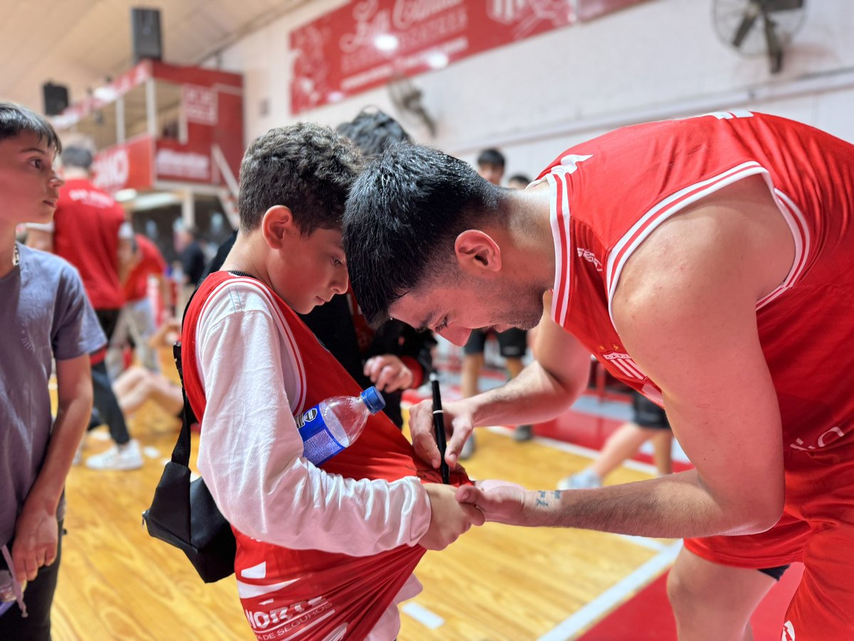 Lo más lindo que verás hoy 😍

Post partido, los más peques del club acudieron en busca de autógrafos de sus ídolos 🏀

¡Grande <a href="/Manulambrisca11/">Manu Lambrisca</a> !