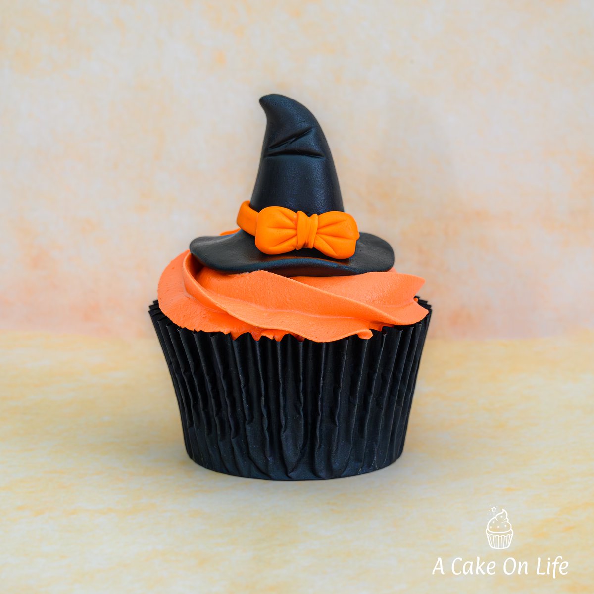 Hi everyone, excited to share my latest cake topper tutorial. This super easy witch hat cake topper. Perfect for your Halloween cakes! Link to the tutorial below. Happy Saturday! 😊
youtu.be/q_pTz8l6Eso
