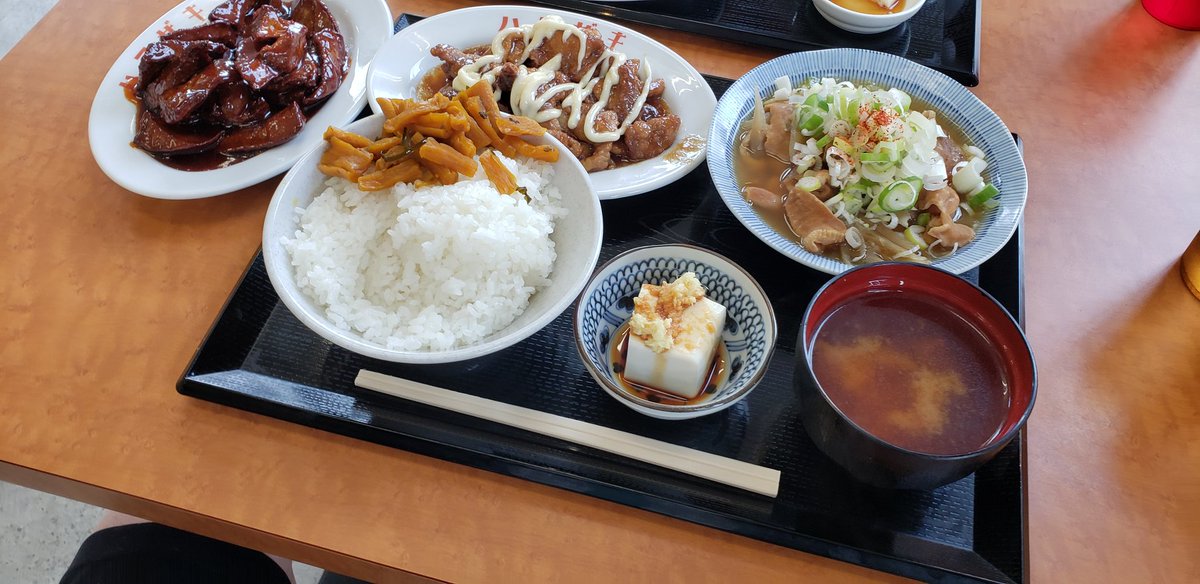 discoDJdmx's tweet photo. へぃ。今日！千葉県野田市。箱ざき食堂。ミックスホルモン&amp;もつ煮合い盛り定食おかず大盛り。金レバー。2100円。最高だっち。
#箱ざき食堂
#ミックスホルモン
#もつ煮
#金レバー
#まっちゃんが行く https://t.co/XKREJmXbVi