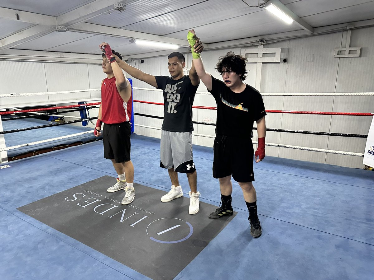 asabox503's tweet image. Esta tarde en SFIRA se organizó un open house de #Sparring donde jóvenes promesas del #Boxeo participaron mostrando su aptitudes y capacidades para el pugilismo de la Mano de #Asabox y de boxeadores profesionales 
@indeselsalvador 
#ConstruyendoElCamino