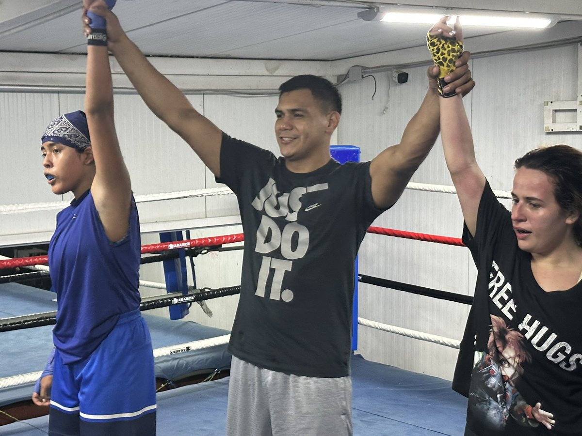 asabox503's tweet image. Esta tarde en SFIRA se organizó un open house de #Sparring donde jóvenes promesas del #Boxeo participaron mostrando su aptitudes y capacidades para el pugilismo de la Mano de #Asabox y de boxeadores profesionales 
@indeselsalvador 
#ConstruyendoElCamino