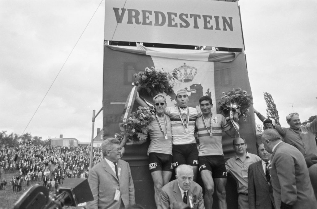 jRRT's tweet photo. De eerste controles op dopinggebruik bij het WK wielrennen waren in 1967 in Heerlen. Voortaan zou bij een positief plasje de winnaar uit de uitslag worden geschrapt.
Verhaal staat op https://t.co/PnkFWqLlir https://t.co/FGYM6LLHKK