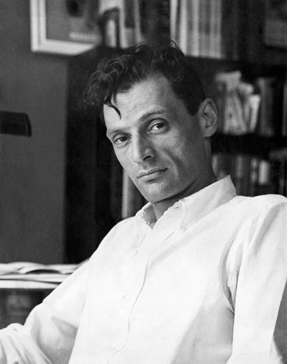 Bir zamanlar insanlar, hayatlarından memnun değillerse devrim yaparlardı. Şimdi alışverişe çıkıyorlar.

Arthur Miller