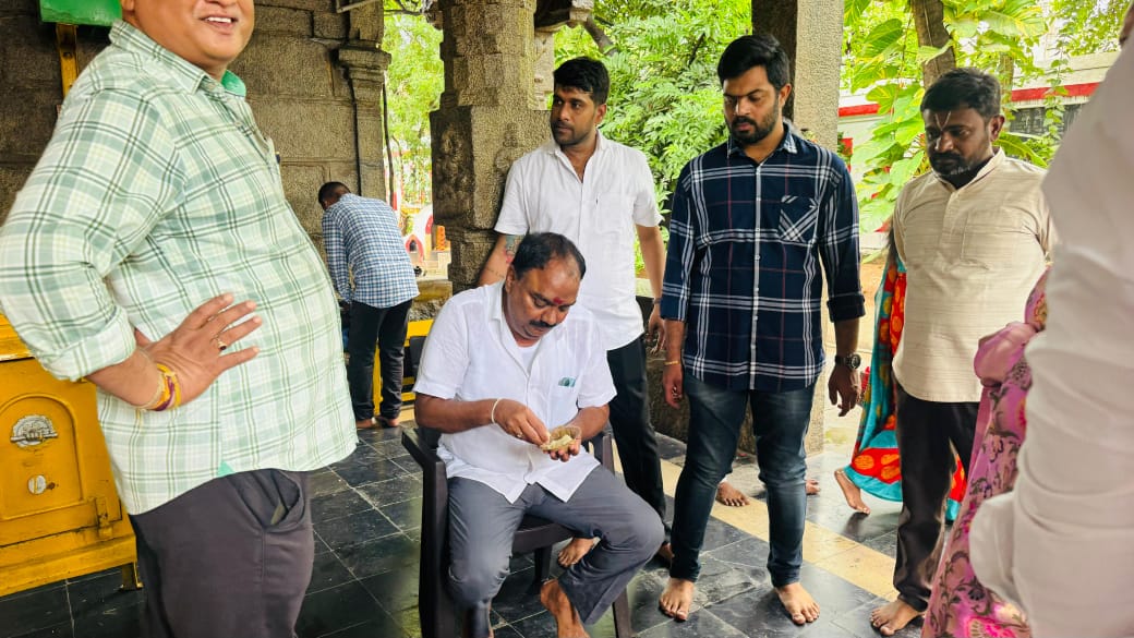 YSRCParty's tweet photo. శ్రీవారి లడ్డు ప్రసాదాన్ని అపవిత్రం చేసిన @ncbn పాపానికి ప్రక్షాళన కోరుతూ వైయస్‌ఆర్‌సీపీ నేతలు పూజలు 

చిత్తూరు నియోజకవర్గం కట్టమంచిలోని వరదరాజా స్వామి ఆలయంలో పూజలు చేసిన చిత్తూరు వైయస్ఆర్ సీపీ ఇంచార్జ్ ఎంసీ విజయానంద రెడ్డి పాల్గొన్న వైయస్ఆర్ సీపీ నాయకులు కార్యకర్తలు 

ఈరోజు ఉదయం నుంచి రాష్ట్రవ్యాప్తంగా ఆలయాల్లో పూజలు చేస్తున్న వైయస్‌ఆర్‌సీపీ నేతలు

#YSRCPCleansingCBNSins
#SaveTTDFromTDPFakeNews
#100DaysOfCBNSadistRule