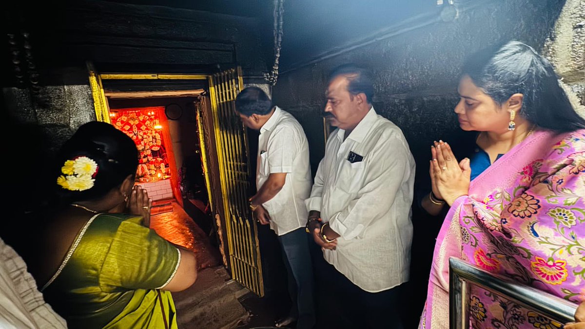 YSRCParty's tweet photo. శ్రీవారి లడ్డు ప్రసాదాన్ని అపవిత్రం చేసిన @ncbn పాపానికి ప్రక్షాళన కోరుతూ వైయస్‌ఆర్‌సీపీ నేతలు పూజలు 

చిత్తూరు నియోజకవర్గం కట్టమంచిలోని వరదరాజా స్వామి ఆలయంలో పూజలు చేసిన చిత్తూరు వైయస్ఆర్ సీపీ ఇంచార్జ్ ఎంసీ విజయానంద రెడ్డి పాల్గొన్న వైయస్ఆర్ సీపీ నాయకులు కార్యకర్తలు 

ఈరోజు ఉదయం నుంచి రాష్ట్రవ్యాప్తంగా ఆలయాల్లో పూజలు చేస్తున్న వైయస్‌ఆర్‌సీపీ నేతలు

#YSRCPCleansingCBNSins
#SaveTTDFromTDPFakeNews
#100DaysOfCBNSadistRule