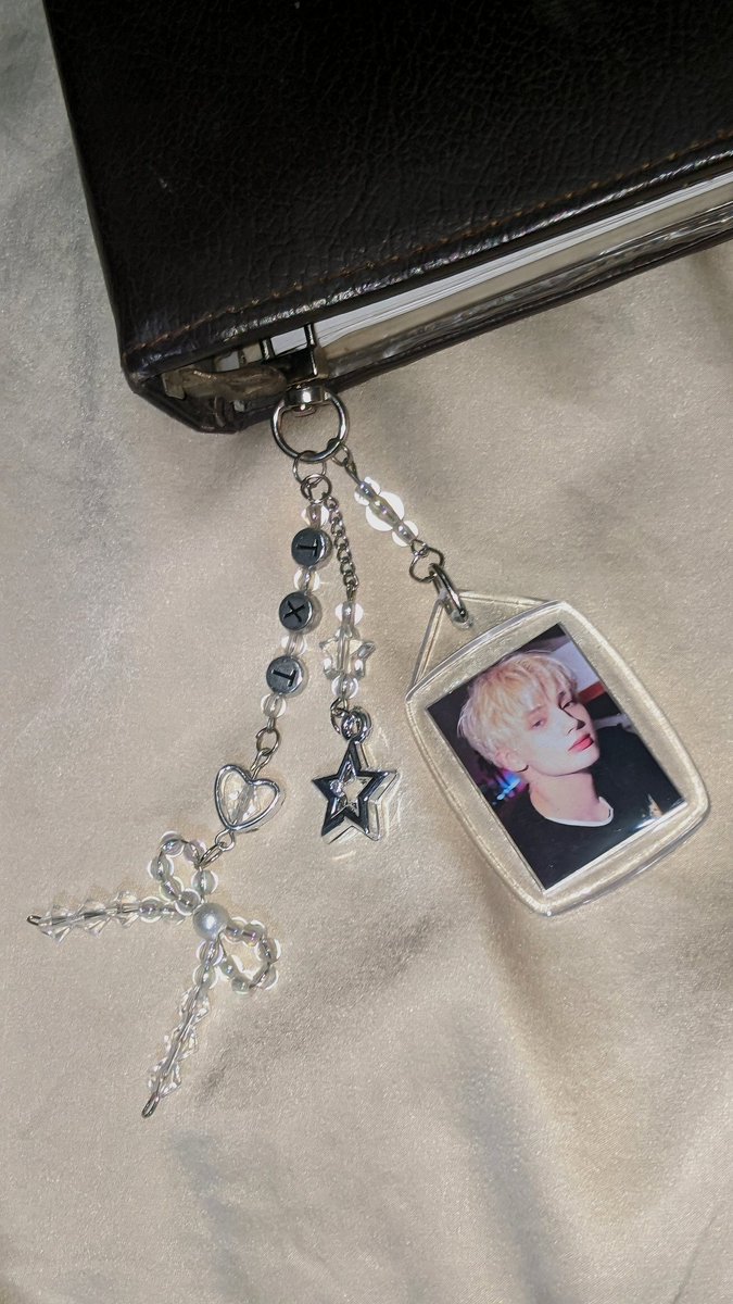 yahopuff's tweet photo. hai hai 👋🏻 kita ada model baru nih, siap dijual untuk konser TXT besok di ICE BSD ya! buat yang mau PO juga bisa dm yaa 😊

#TXT #keychain #TXT_TOUR_ACTPROMISE https://t.co/8b1ab2KjHc