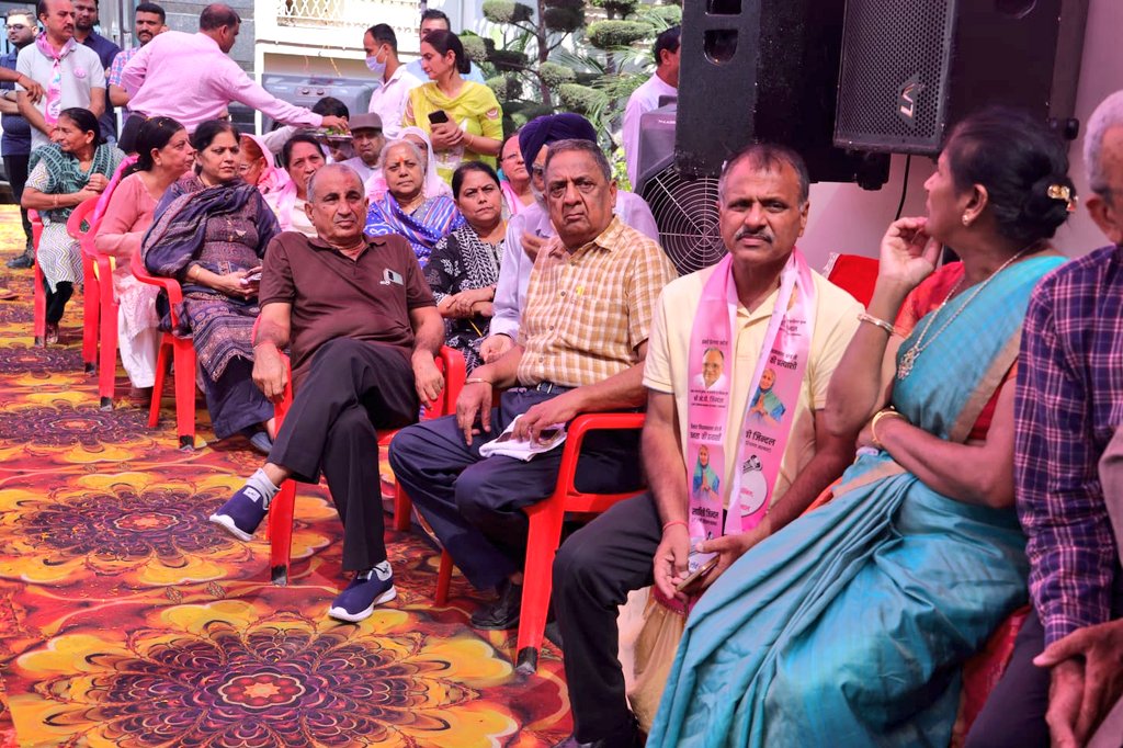 सेक्टर 13 में आप सभी द्वारा किये गए इस गर्मजोशी भरे स्वागत और समर्थन के लिए हृदय से आभार। आप सभी से विनम्र निवेदन है कि 5 अक्टूबर को बैटरी टॉर्च के निशान पर अपना कीमती वोट जरूर दें।🙏