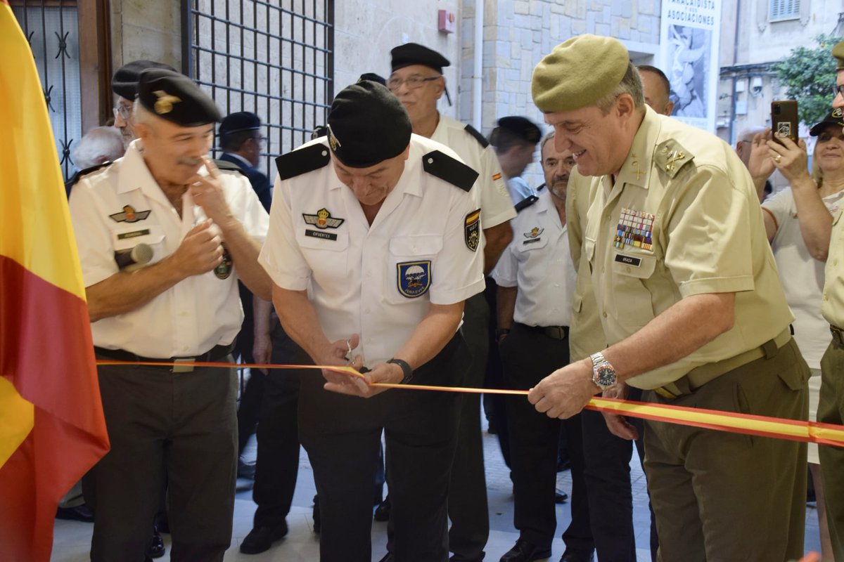 COMGEBAL_ET's tweet photo. Los veteranos militares paracaidistas de toda España se han reunido este fin de semana en #Mallorca durante las jornadas organizadas por "ASVEPA". El acto central se ha desarrollado en el #CHCM, finalizando con la inauguración de una exposición.
@MCANA_ET #COMGEBAL https://t.co/bqUVm7cZ5s