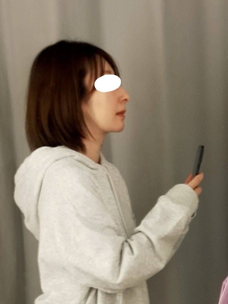 横顔がきれいな人のEラインの角度って床に対して直角に近い気がする 顎上げた時のEラインの角度が綺麗な人って感じ！