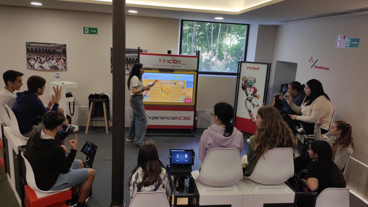 300 alumnos/as del Ies Pedro Jiménez Montoya Baza participan en la inauguración de las "II Jornadas Cascamorrascon" de ciberseguridad que se celebran los días 27 y 28 en el teatro Dengra de Baza.