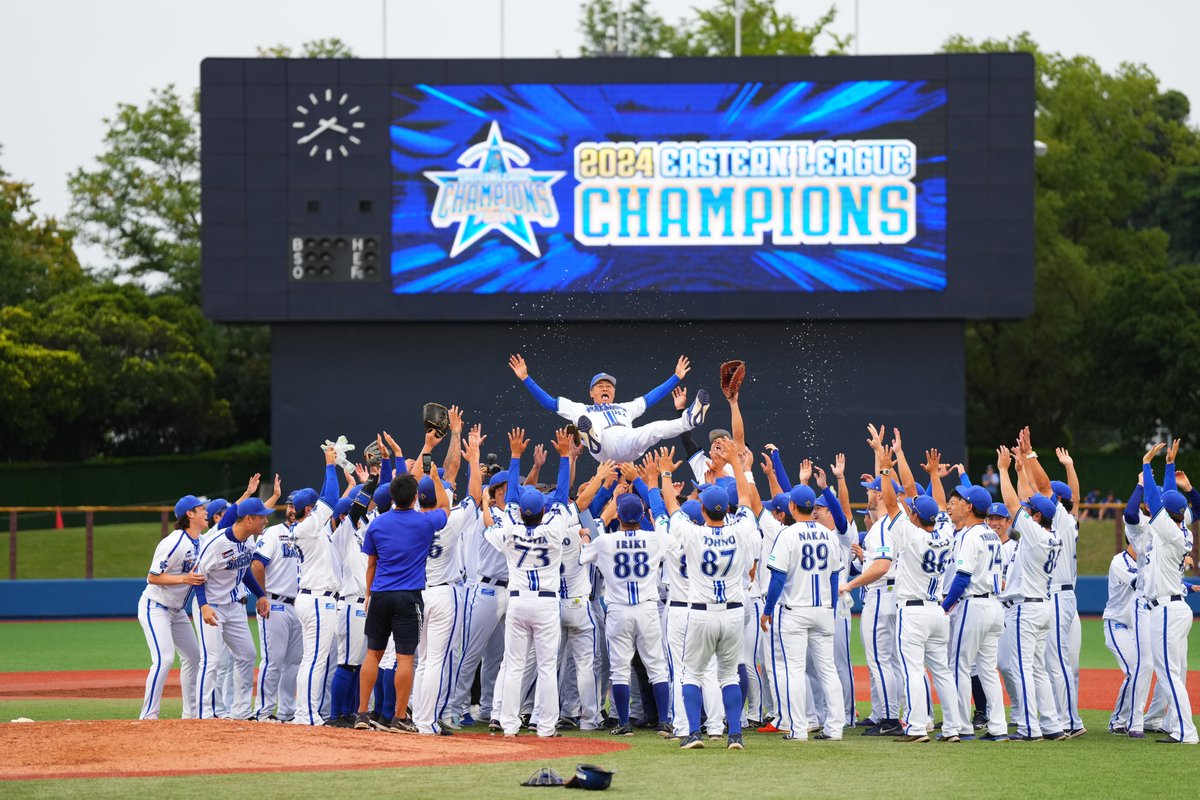 ydb_yokohama's tweet photo. #青山道雄 二軍監督を胴上げ🙌

#横須賀スタジアム 
#baystars https://t.co/SwYtxtE6Ed