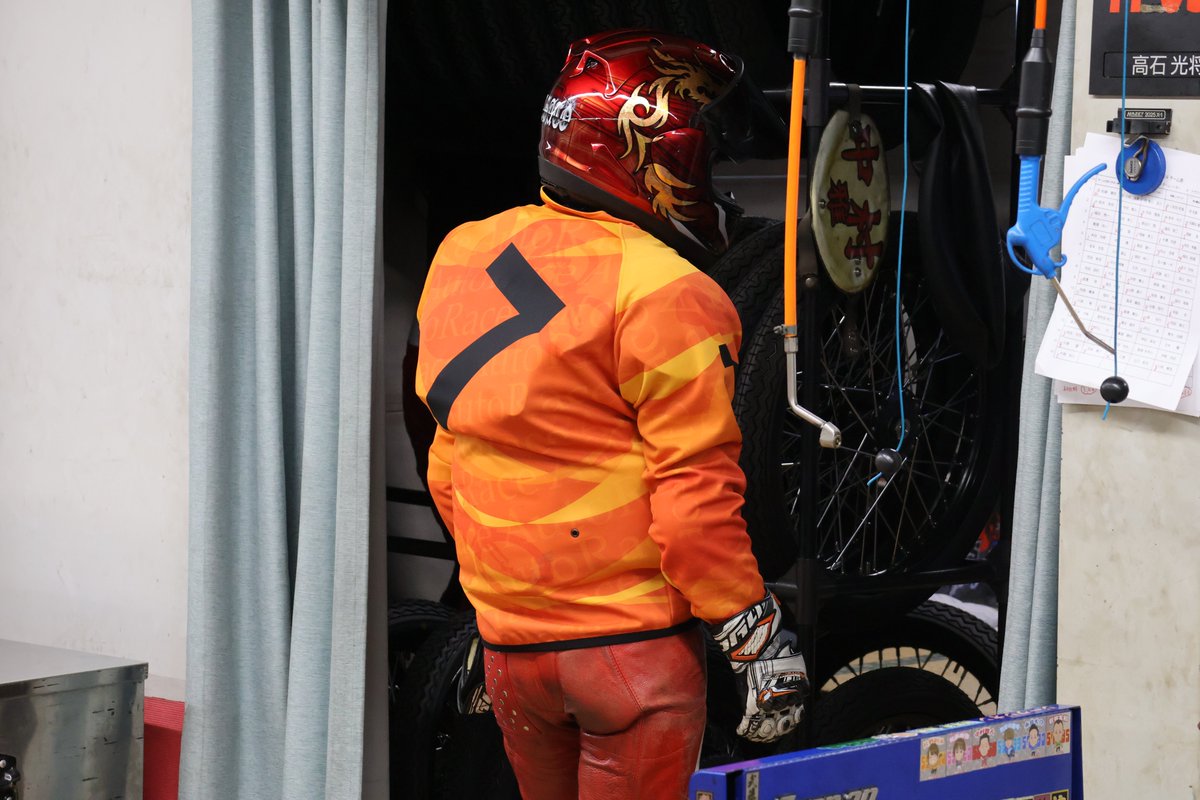 ヘルメットを着用するまでは同期たちとリラックスしながら談笑していた