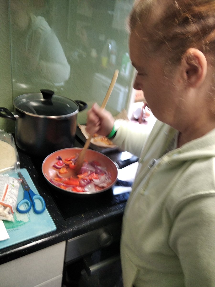 Rainbow_Stars1's tweet image. Friday saw pasty skills in the hub with homemade apple turnovers using homegrown apples once again!! The main meal by the team was chicken fajitas and nachos. Great skills and listening guys.

#fridaycooking
#allagesallinclusive