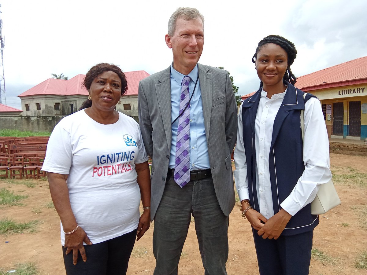 DevtGlowing's tweet photo. Glowing Splints Development Initiative in partnership with the German Embassy in Nigeria donated a total of 150 Pupils Desks and Chairs and 20 Teacher's Tables and Chairs to L.G School 1, Igando. 
#EducationForAll 
#leavenochildbehind
#backtoschoolproject https://t.co/zeLbFeBlzp