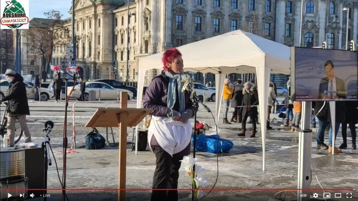 _welpenmetzger's tweet image. Der ganz wichtige und ganz selbstlose friedliche friedliebende Demokratieliebhaber „PeaceOfficer“ #Kuhn ist wieder da. Und tritt natürlich als erstes bei der völlig durchgeknallten #Reichsbürger-Schwurblerin #UlliOma (nur echt mit der Windel!) auf. Keine Pointe.
🤷