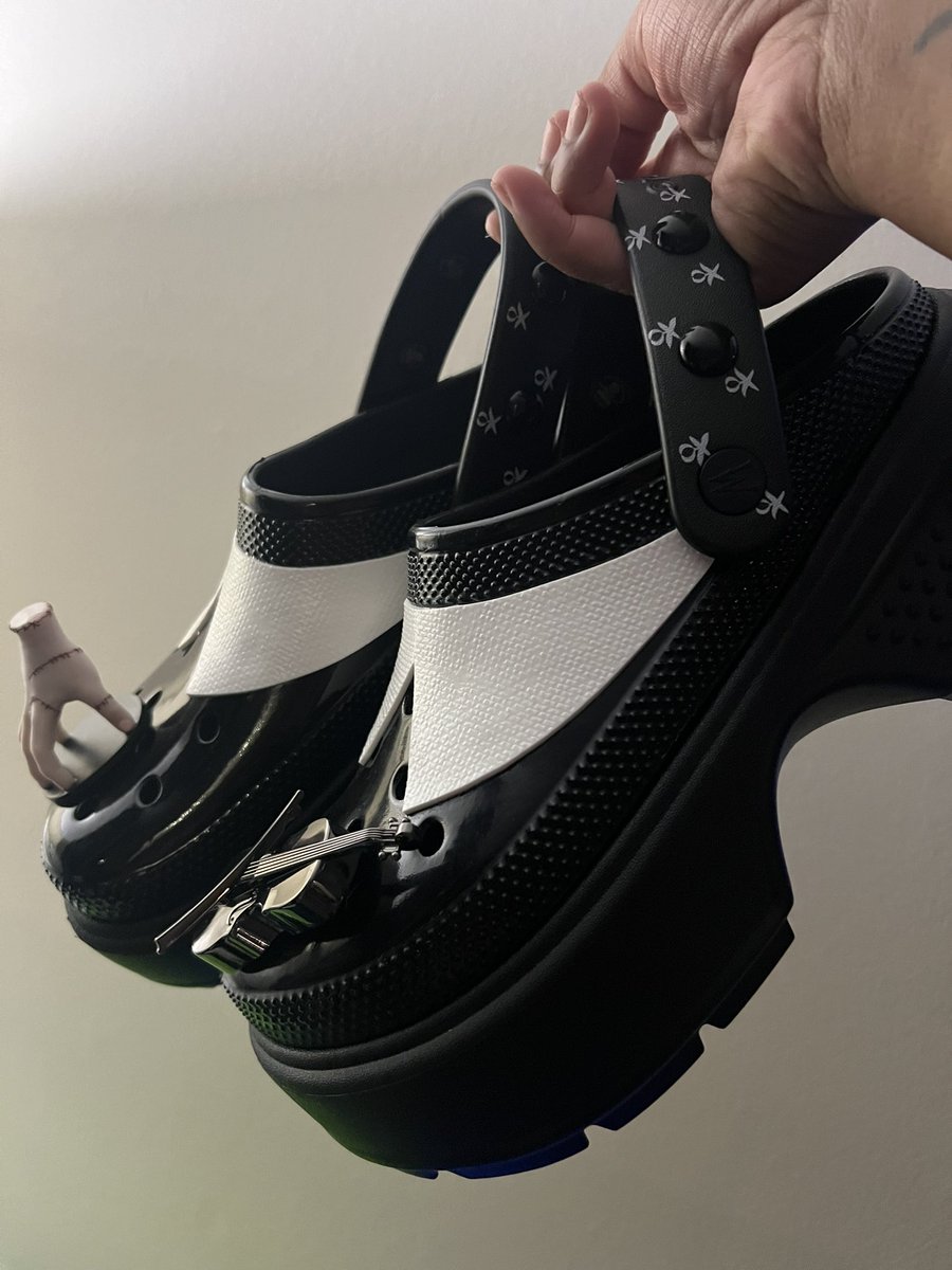thatGIRL_mani's tweet photo. Wednesday Crocs >>>>> 🖤🎻😍 https://t.co/F4TYSr9NhX