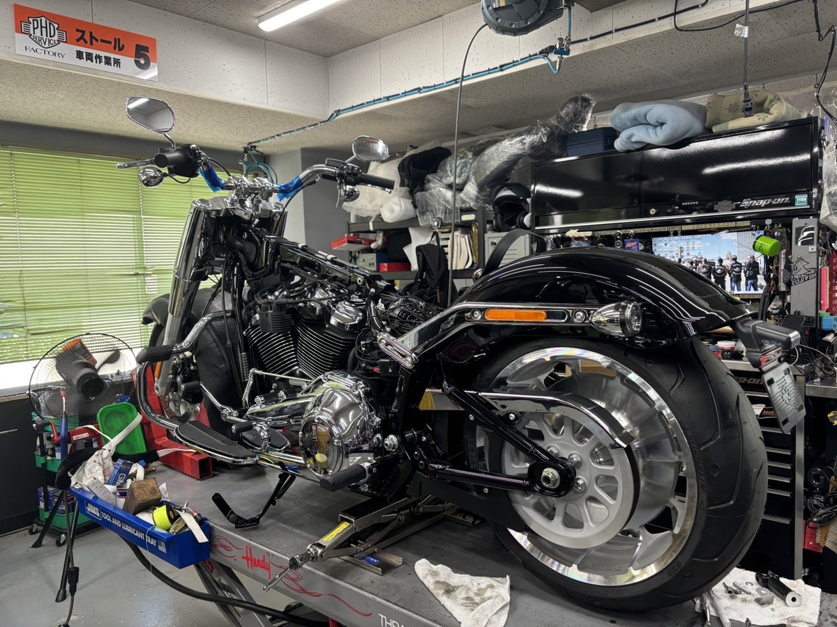 jojiz0525's tweet photo. 工場入りです。なんやかんやで納車時に18点くらい?変えることに(予算オーバー)・・。とはいえ、最初に全部やらず「カスタム余地」も残します!最初の旅は、寒くなる前の東北だ😀
★【バイカー】フォローバック100%★
#筋トレ #大型二輪 #大谷翔平 #レブル
#FLFBS #ハーレー #ファットボーイ