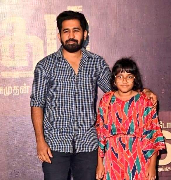 kayaldevaraj's tweet photo. #Throwback
2023 Sep 28th
#VijayAntony
சென்னையில் நடந்த #ரத்தம் என்ற படத்தின் பிரஸ்மீட்டில், தனது இளைய மகள் லாராவுடன் விஜய் ஆண்டனி பங்கேற்றார்.
தன்னுடைய மூத்த மகள் மீராவின் மறைவுக்குப் பிறகு முதல்முறையாக விஜய் ஆண்டனி திரைப்பட நிகழ்ச்சியில் பங்கேற்றார்.
#Ratham #Meera #Lara https://t.co/PZS3siAj5J