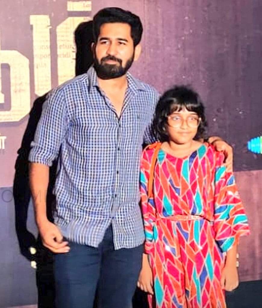 kayaldevaraj's tweet photo. #Throwback
2023 Sep 28th
#VijayAntony
சென்னையில் நடந்த #ரத்தம் என்ற படத்தின் பிரஸ்மீட்டில், தனது இளைய மகள் லாராவுடன் விஜய் ஆண்டனி பங்கேற்றார்.
தன்னுடைய மூத்த மகள் மீராவின் மறைவுக்குப் பிறகு முதல்முறையாக விஜய் ஆண்டனி திரைப்பட நிகழ்ச்சியில் பங்கேற்றார்.
#Ratham #Meera #Lara https://t.co/PZS3siAj5J