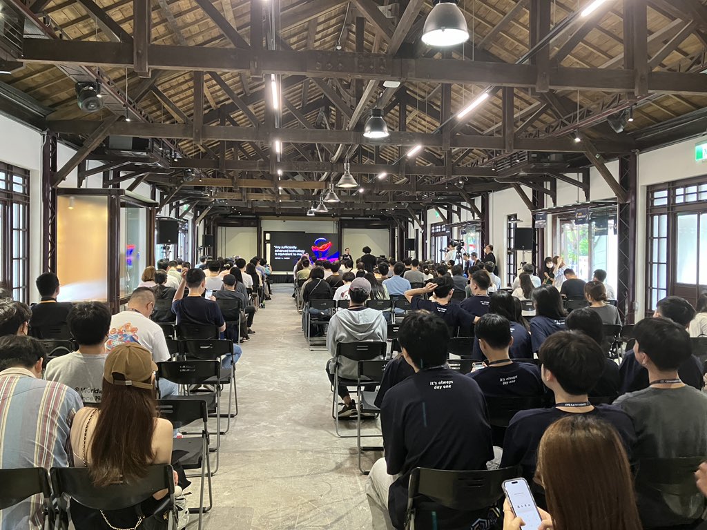 coosuke's tweet photo. ココでワイは2時間後に登壇するんや
#awscdtw #jawsug https://t.co/Oh1zDAs13H