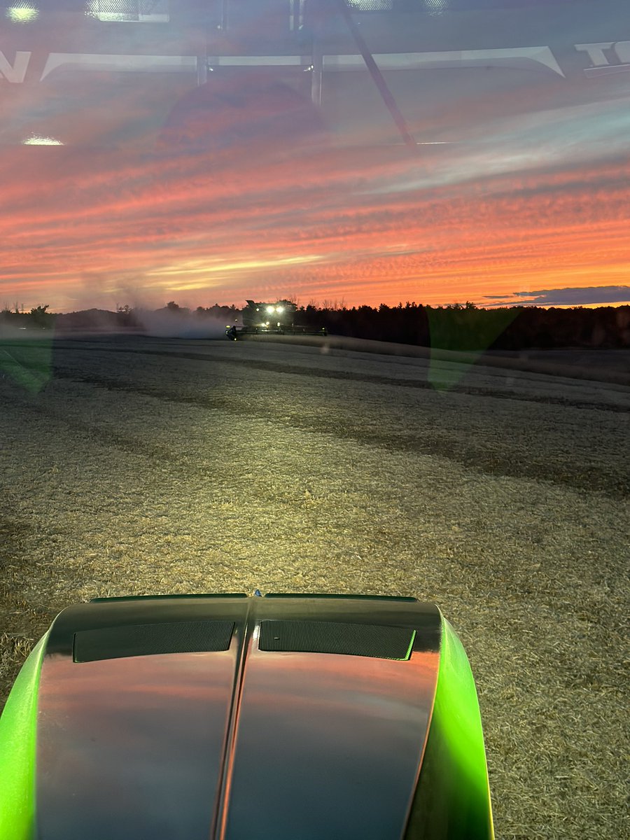 Beautiful evening for soybean harvest. <a href="/carrie_nimijohn/">𝒞𝒶𝓇𝓇𝒾𝑒 𝒩𝒾𝓂𝒾𝒿𝑜𝒽𝓃</a> in the grain cart and <a href="/NimijohnOwen/">Owen Nimijohn</a> planting wheat, the marathon of harvest has begun.
