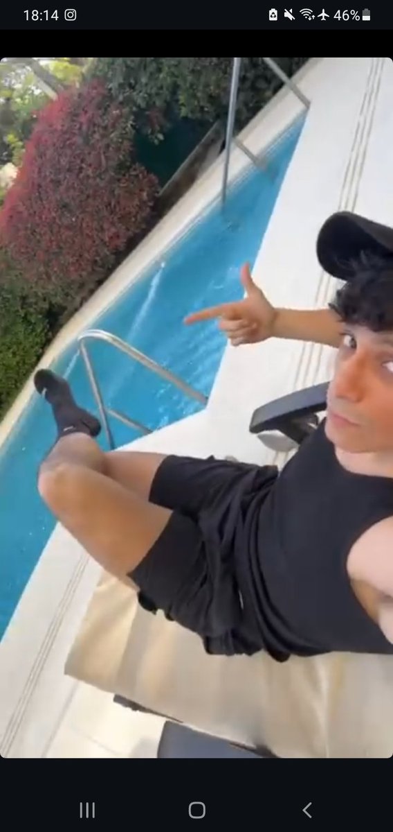 El estaba en short pero con medias JAJAJA T AMO MUGRIENTO  @nicovaldi_