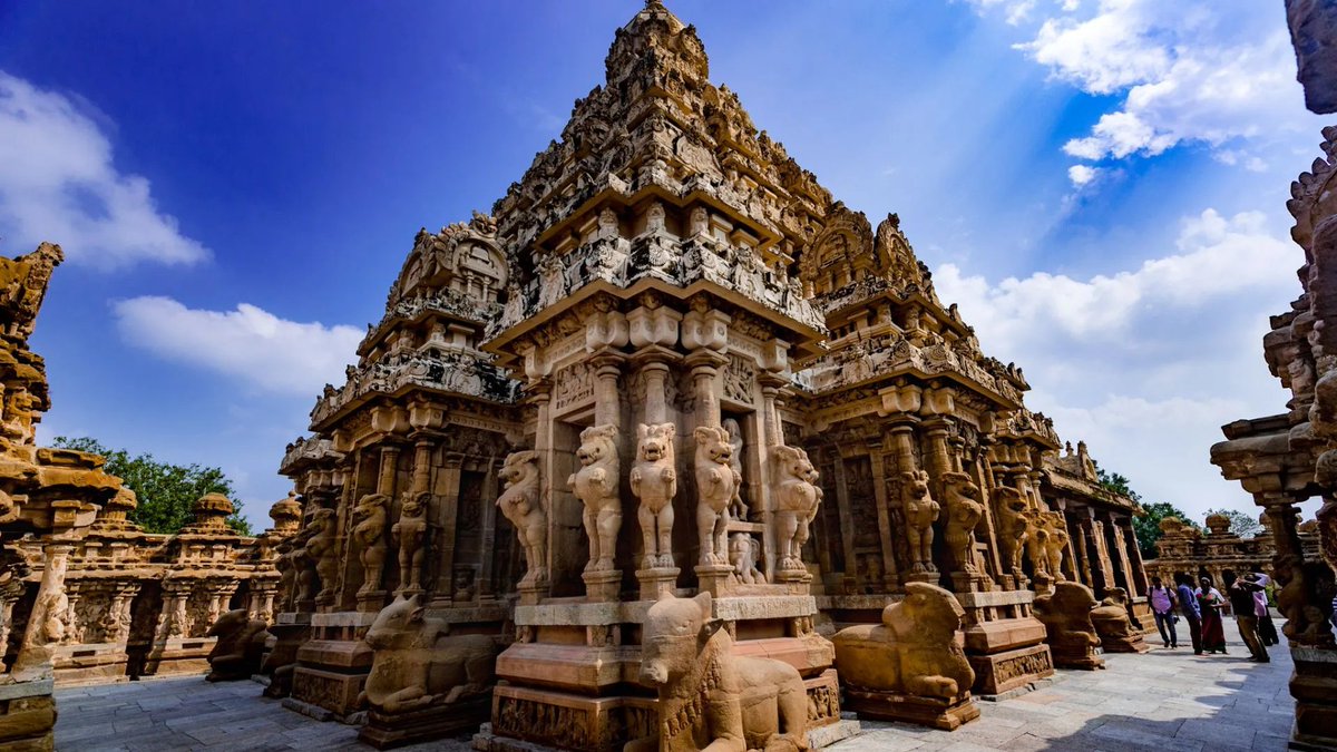 ભારતમાં મંદિરો કઈ રીતે સરકારના નિયંત્રણમાં આવ્યા? 

- બ્રિટિશરોના આવ્યા પેહલા મંદિરોનું સંચાલન સ્થાનિક સામંતવાદી જૂથો દ્વારા કરવામાં આવતું હતું. 

- ભારતમાં મંદિરો વિકેન્દ્રિત વેપારનું ખુબ મોટું મથક હતા સાથે જ ત્યાં નૃત્ય , કલા અને સમાજ કલ્યાણના કામો થતા. 

- બ્રિટિશરોએ મંદિરોના