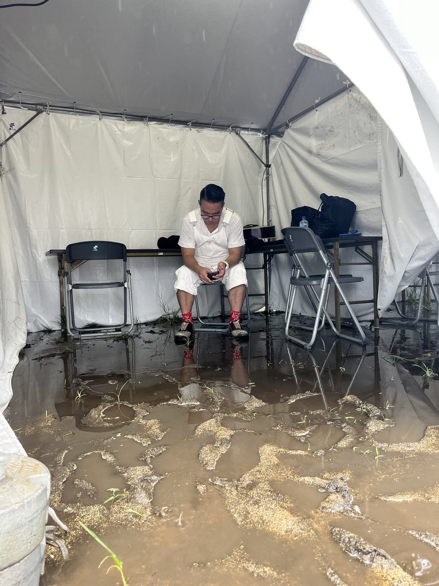 chinendookinawa's tweet photo. 沖縄ドリームフェスティバル！
雨の中ですがやってます。
お笑いの時間が充実してるなぁ！

奥武山公園でこのあと、大兼のぞみwithDJレイコも出演しますよ。

楽屋では玉代勢さんが佇んでますよ。 https://t.co/D5NEb5FpYk