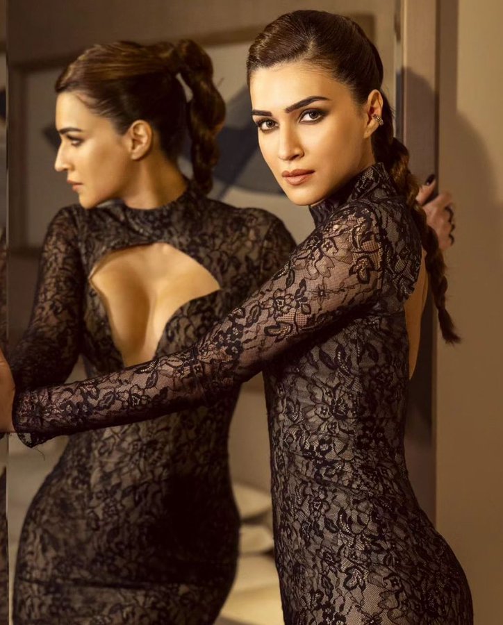 celebritycensor's tweet photo. #KritiSanon 🤩🔥🖤 https://t.co/pKLDnp2jPa