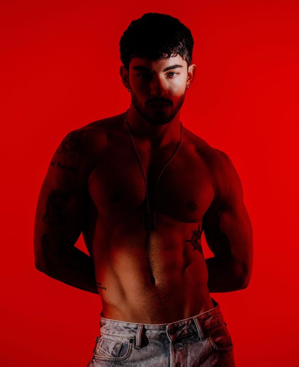 ⁣　 ⁣

　⁣    𝐌𝐀𝐓𝐓𝐄𝐎 𝐁𝐀𝐃𝐄𝐀𝐔𝐗

... descriptive / literate,⁣
independent original character, ⁣
french canadian, bisexual with no lean!⁣  lewd till taken. nineteen and up only absolutely no minors. 

　⁣