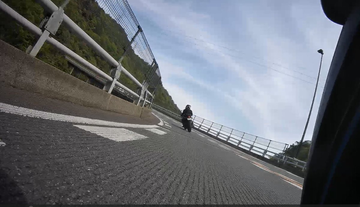 RiderForty's tweet photo. バイクで道路の縦溝を走るのって嫌なんだけど、同じ人いる～⁉

#バイク乗りと繋がりたい #バイク好きと繋がりたい #バイク好きな人と繋がりたい https://t.co/W3mCgJ4bEA