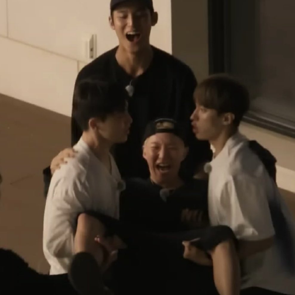 ITS THIS EXACTLY MOMENT OMGG 😭