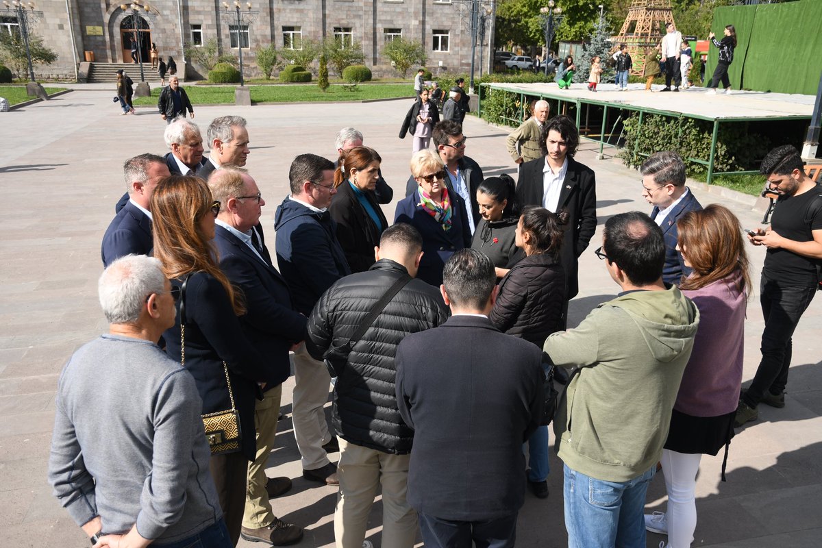 1 year ago in Goris, Armenia, 18 🇦🇺’s arrived in the border town between 🇦🇲 &amp; 🇦🇿, witnessing 100,000 #Artsakh refugees who had lost everything. 

The mass exodus had begun and 7 Aussie MPs were there to share their story &amp; be their voice. 

The fight continues.