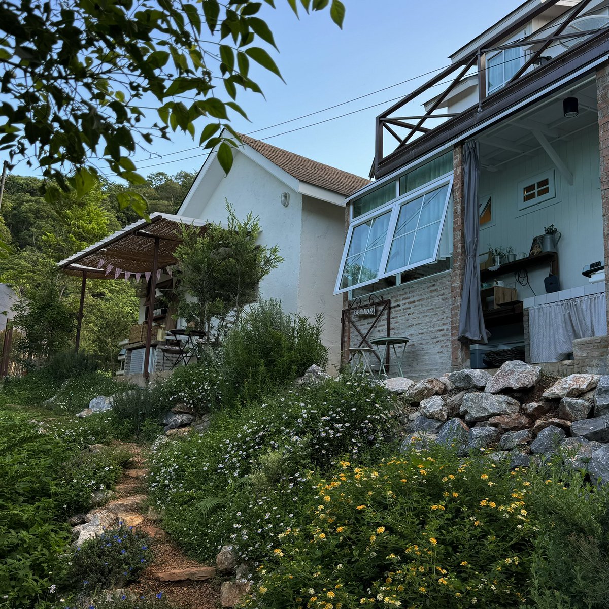 sfkkfs_'s tweet photo. ดอกไม้เต็มไปหมด 🌳🌸 ใครไปเขาใหญ่แนะนำที่พัก Niyai Cottage น่ารักมากก เหมือนอยู่ในบ้านนิยาย มีแค่ 2 หลัง นี่พักหลังเล็ก 2,200 เอง  บรรยากาศแสนจะดี ธรรมชาติล้อม ต้นไม้ดอกไม้สวยฮีลใจ ;-;  มีเจ้าของบ้านให้จกพุง 🐱 https://t.co/iFxip5GNPr