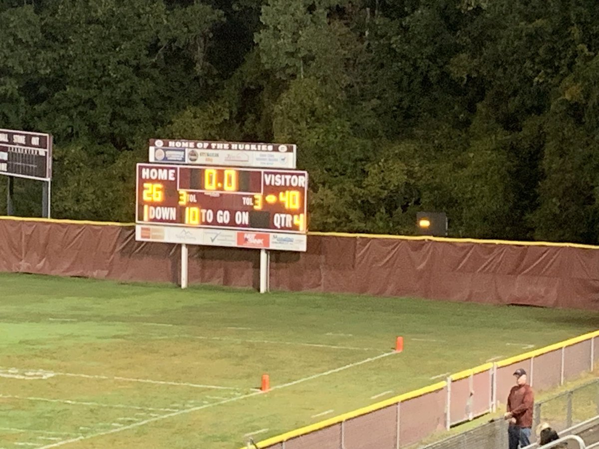 jetnova16's tweet image. Gloversville Huskies vs. Hoosick Falls-Tamarac Wildcats

Halftime Score:
Gloversville Huskies: 12
Hoosick Falls-Tamarac Wildcats: 20

Full Game Score:
Gloversville Huskies: 26
Hoosick Falls-Tamarac Wildcats: 40

@WTEN 
@Griffin__Haas 
@TommyVtine116