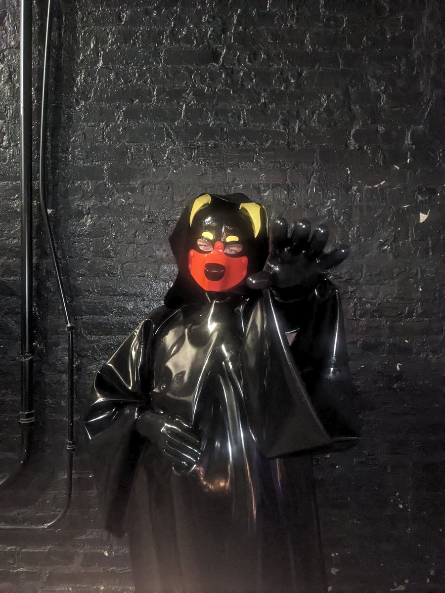 varublat's tweet photo. Forgot to post these pictures of my new latex robe. Sith? Priest? I guess it's anything one can think of. #latex #rubber

📸 Pup Aury https://t.co/chZHf9lgD4