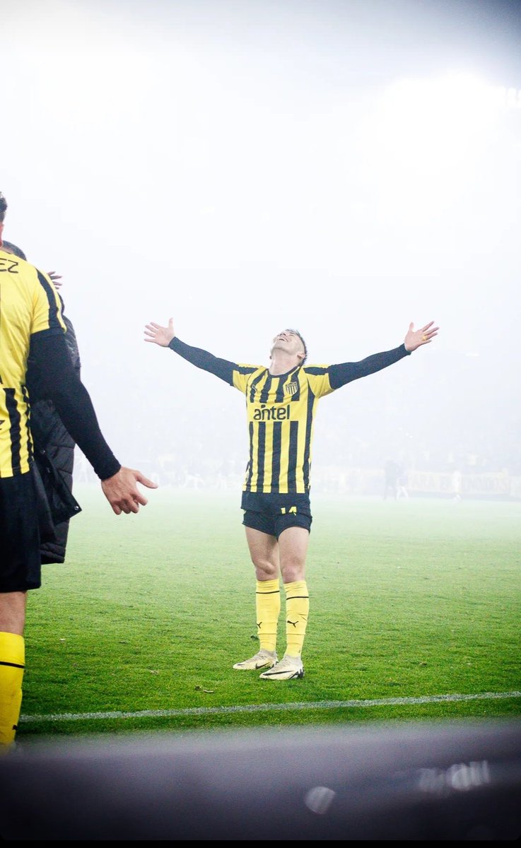 QUIERO ABRAZAR AL DUENDE QUE LO HIZO HE TOCADO EL PARAÍSO SOY HINCHA DE PEÑAROL⚫🟡

Feliz Aniversario Amor De Mis Amores🥳⚫🟡

133 años De Gloria Pura. ⚫🟡🤯

#SerasEternoComoElTiempoYFlorecerasEnCadaPrimavera

#ClubAtleticoPeñarol #AmorDeMisAmores #CampeonDelSiglo
