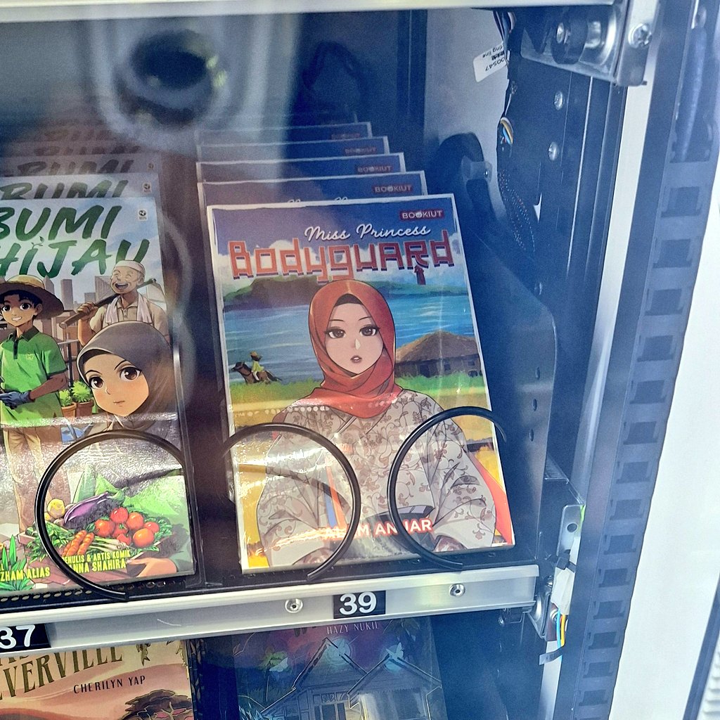 alamanuar_'s tweet photo. Nak ke utara (naik ETS). Ternampak mesin gedegang buku. Teringin tengok buku-buku apa yang dipamerkan.
Eh, ada buku kita 🤩
MISS PRINCESS BODYGUARD.
Lokasi: LRT KL Sentral (KJ15).
@komikmpts
@BukuBookiut
#MissPrincessBodyguard #novela #bukuBookiut #bukupts #bookpodmy https://t.co/N6XNzInovk