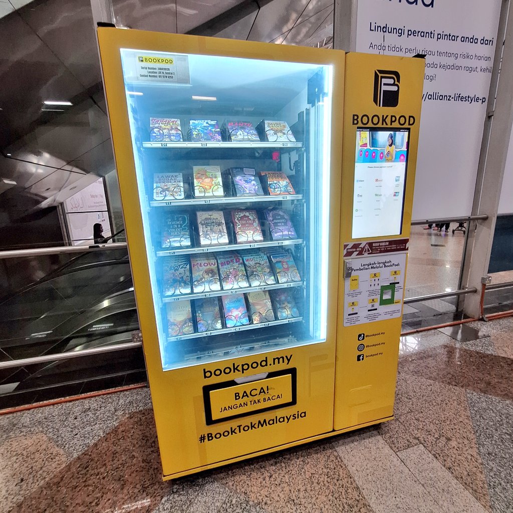 alamanuar_'s tweet photo. Nak ke utara (naik ETS). Ternampak mesin gedegang buku. Teringin tengok buku-buku apa yang dipamerkan.
Eh, ada buku kita 🤩
MISS PRINCESS BODYGUARD.
Lokasi: LRT KL Sentral (KJ15).
@komikmpts
@BukuBookiut
#MissPrincessBodyguard #novela #bukuBookiut #bukupts #bookpodmy https://t.co/N6XNzInovk