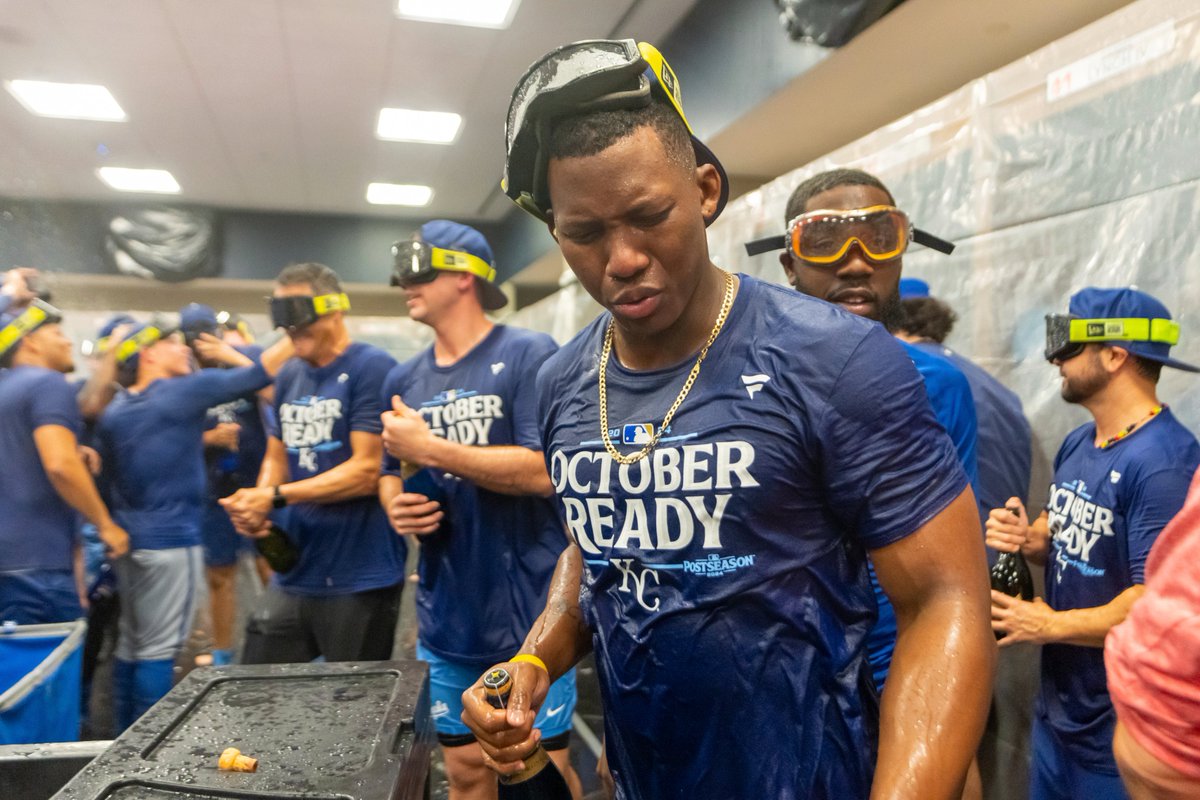 MLB's tweet photo. The @Royals are crashing the #Postseason party. #CLINCHED https://t.co/X1z9EMP0QI