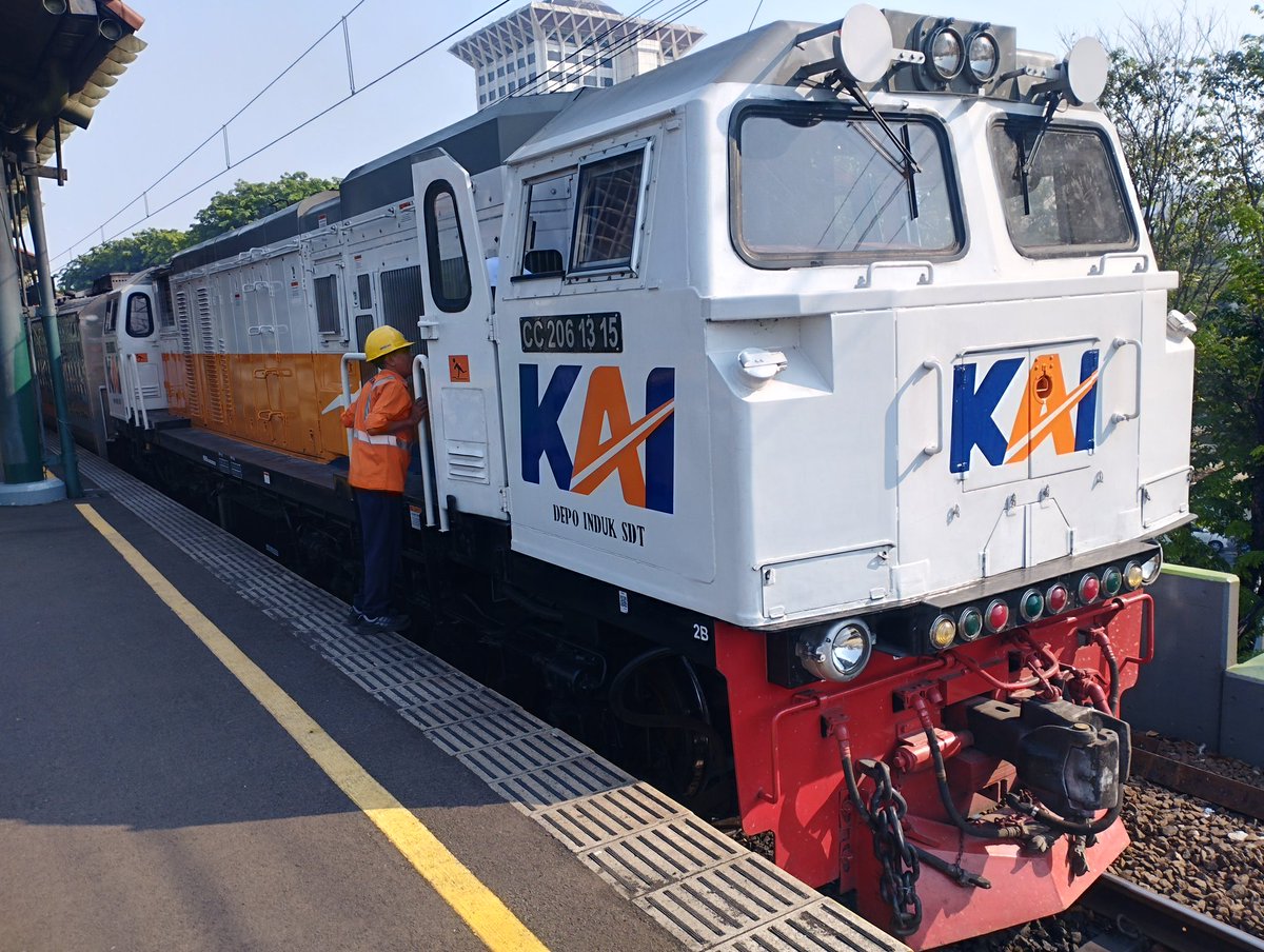 6_arung's tweet photo. Selamat ulang tahun bro @KAI121 @keretaapikita . Semoga semakin membaik. Semoga slogan 'Anda adalah prioritas kami' itu benar-benar tertanam dan diwujudkan di semua lini perusahaan. 
#KAI79 
#KAI121 
#AyoNaikKereta 
#KeretaApiIndonesia https://t.co/r1aW3iZub3