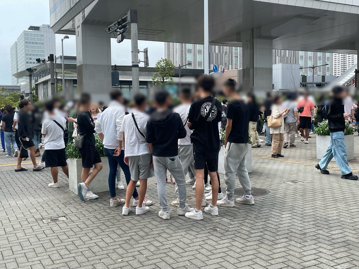 tsumami_gui_'s tweet photo. 反ワクチンデモ、サクラバイト一万円に釣られてきたと思われるガラの悪い若者が大集合し、治安の悪さが漂っている。支払いはデモの後のようだけど、手違いがあれば暴動が起きそう… https://t.co/EiUMUtNGrV