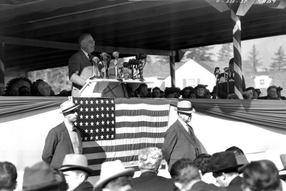 LRonLacy's tweet photo. #OTD in 1937: a New Deal Dedication (1)
👇🧵
Dedication by #FDR of the Bonneville Dam
28 September, 1937
@LivingNewDeal
#BonnevilleDam #PublicWorksAdministration #PWA #ArmyCorpsOfEngineers #ColumbiaRiver
#blackandwhitephotography https://t.co/jB6ZoqkYmP