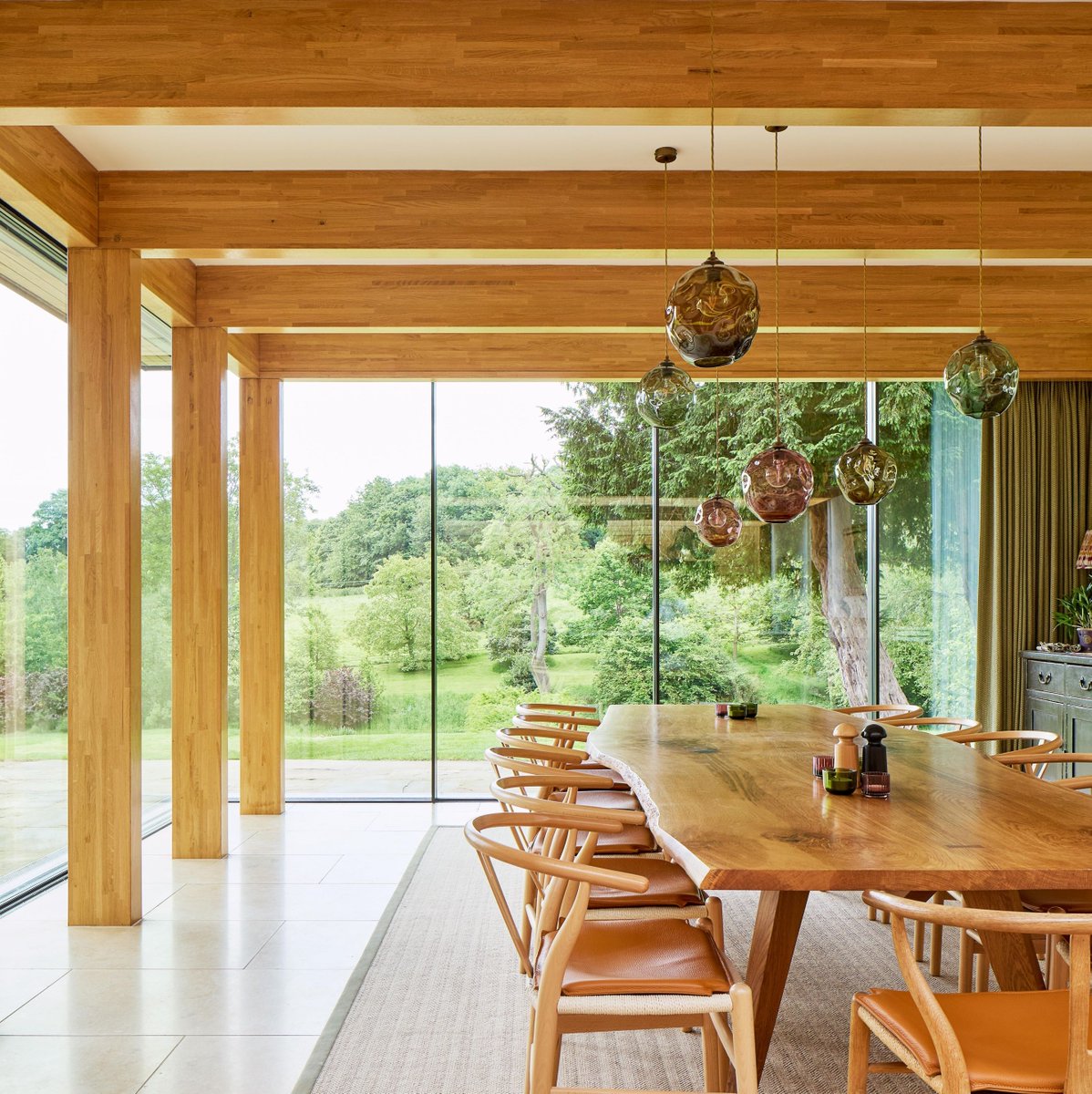 Oak glulam brings the sophistication and wow factor to the design⁠ of this extension to a 17th century manor house. ⁠
⁠
Architects: Charlie Luxton Design⁠
📸: Ed RS Aves⁠
⁠
⁠#carpenteroak #glulamframe #oakglulam #glulam #extension #listedbuilding #buildingrestoration